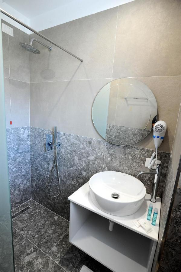 Afrodite Suites Sarande Bagian luar foto