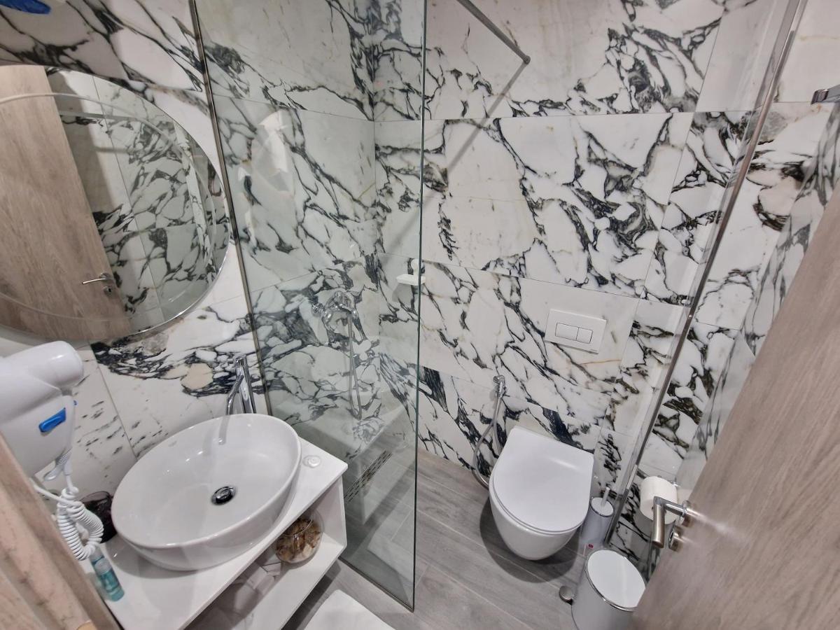 Afrodite Suites Sarande Bagian luar foto